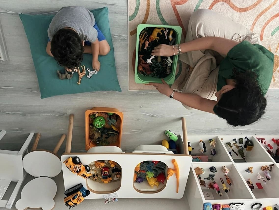Aile görüşmesi sırasında ebeveyn ve çocuk birlikte